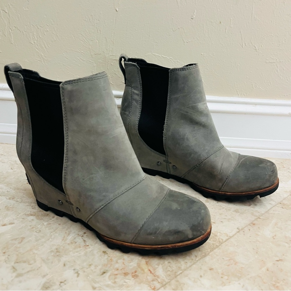 Sorel wedge boot, size 9.5 Joan of Arctic Lea wedge gray bootie